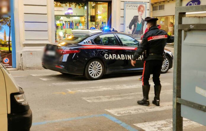 Carabinieri via Spinello Arezzo aggressione machete