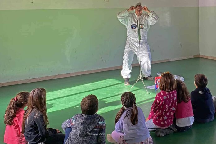Noidellescarpediverse - Laboratori teatrali La violenza non ha età (1)