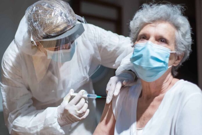 vaccino-booster-vaccini-coronavirus-covid-19-anziano-ok