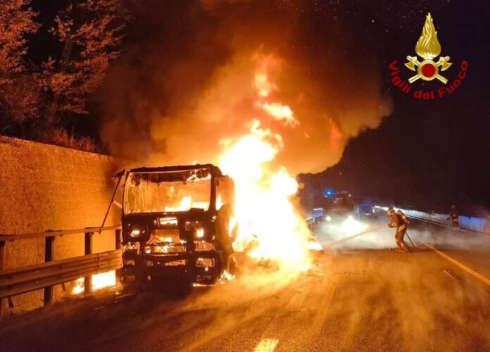 vvf-a1-mezzo-pesante-fiamme_5