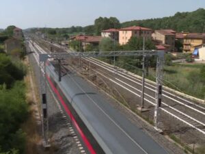 Ferrovia Alta velocità e linea lenta Roma-Firenze affiancate all'altezza di Città della Pieve