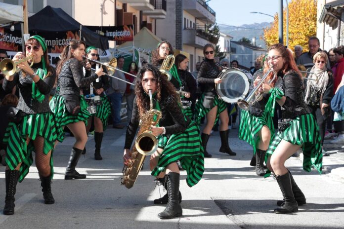 Girlesque street band