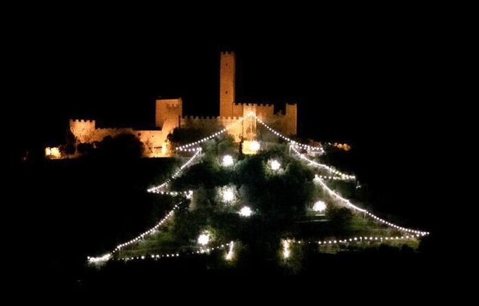 Albero luminoso Montecchio Vesponi_2023 (1)