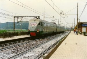 Ferrovia Alta velocità e linea lenta Roma-Firenze affiancate alla stazione in località Ponticelli (Città della Pieve)