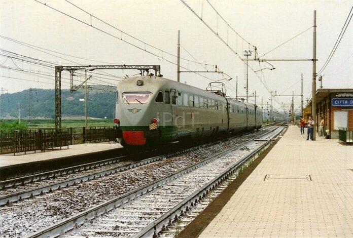 Ferrovia Alta velocità e linea lenta Roma-Firenze affiancate alla stazione in località Ponticelli (Città della Pieve)