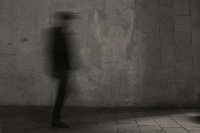 Fantasma persona scomparsa scomparse sfocata