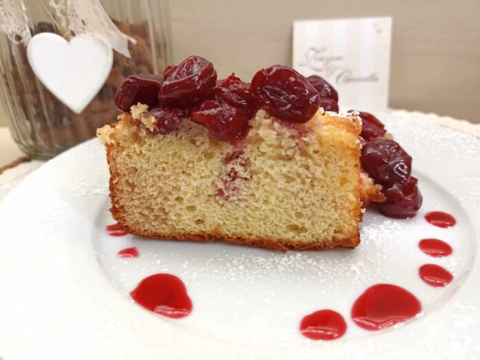 Ciambellina panna fresca e ciliege in sciroppo