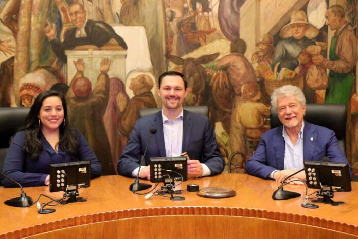 Ghinelli insieme al sindaco Nick Schultz e al vicesindaco Nikki Perez