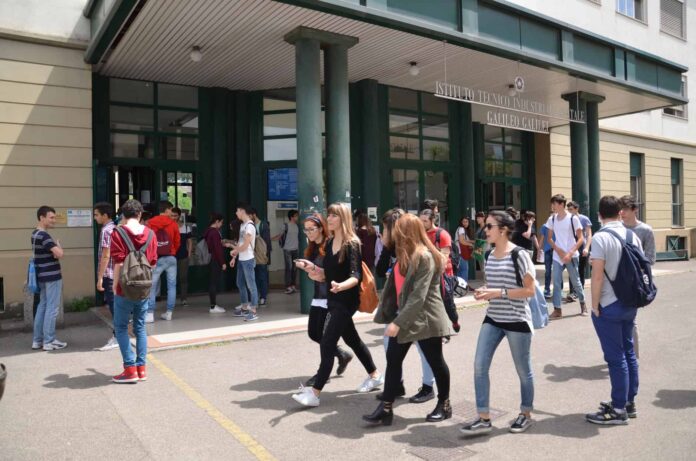 Uscita degli alunni dall'ITIS Galileo Galilei Arezzo