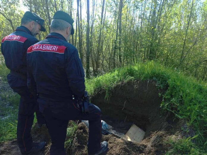 Carabinieri Forestali con buca