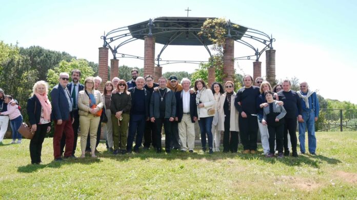 fotoVescovoGruppo