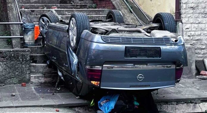 Ponticino auto cappottata scalinata