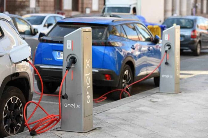 Anche l’Europa aumenta i dazi sulle auto elettriche cinesi. E se la Cina si “vendicasse” con le batterie?