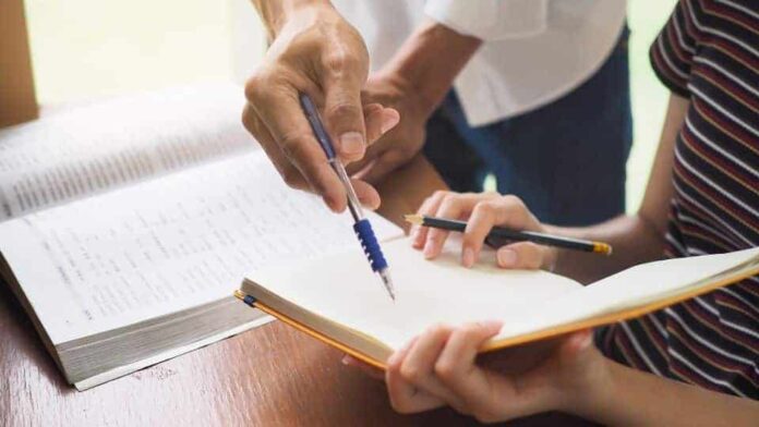 Perseguita le alunne con frasi a sfondo sessuale: prof sospeso