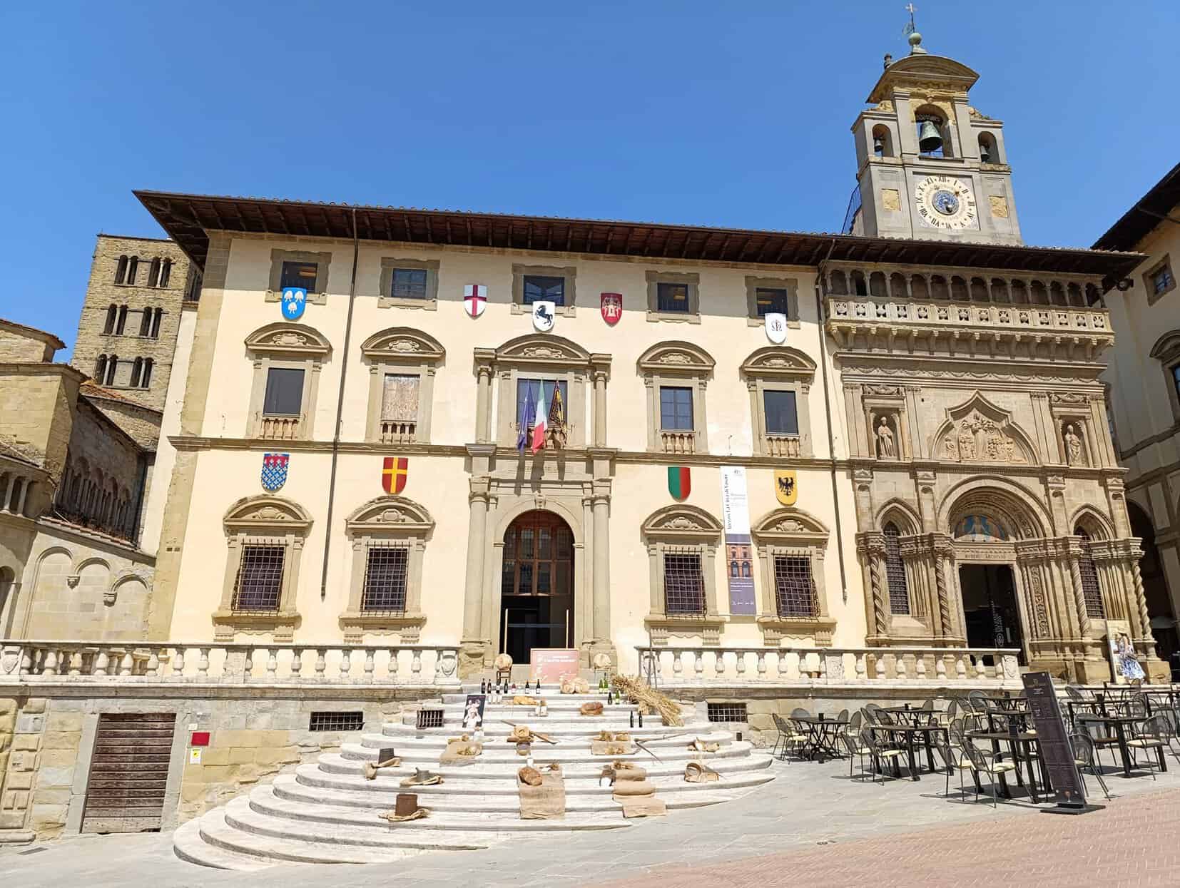 Pane sui gradini della Fraternita dei Laici Pane sui gradini della Fraternita dei Laici