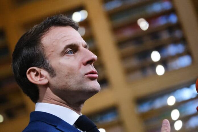 Macron fa catenaccio e “per il momento” conferma Attal primo ministro. Che succede ora in Francia?