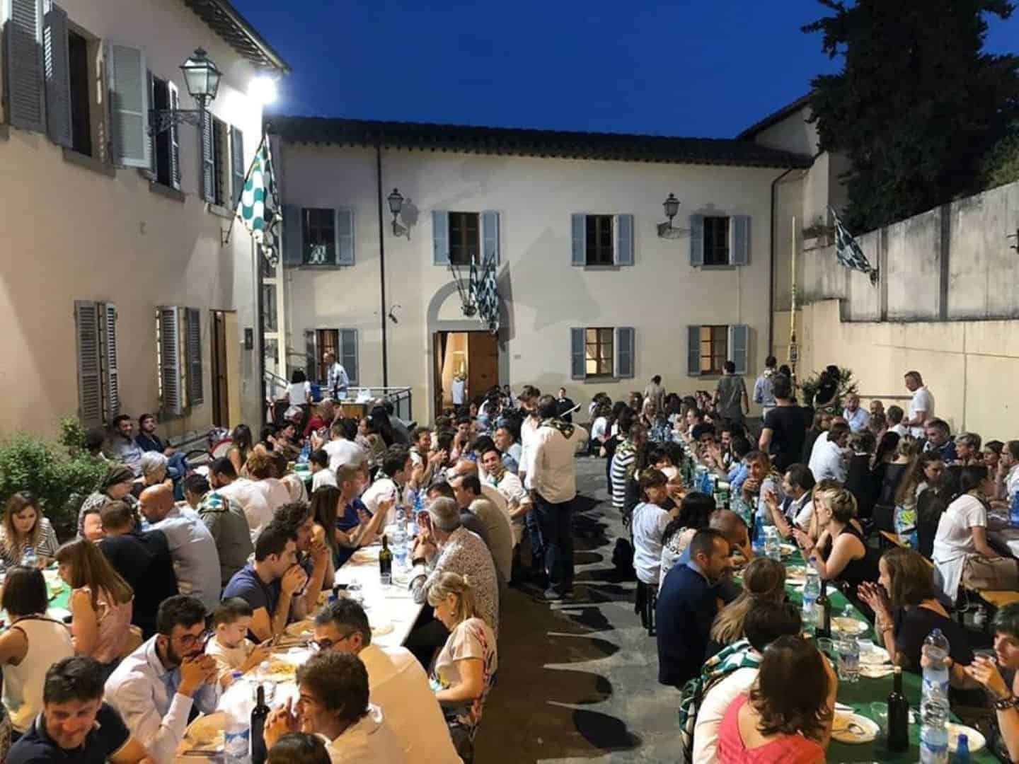 Cena nella corte