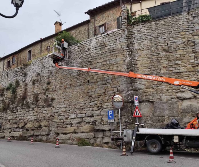 lavori-pulizia-mura-cortona-01