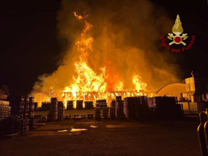 vvf-incendio-legnami_1