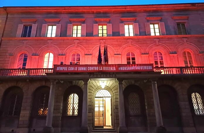 La Provincia di Arezzo in rosso contro la violenza sulle donne