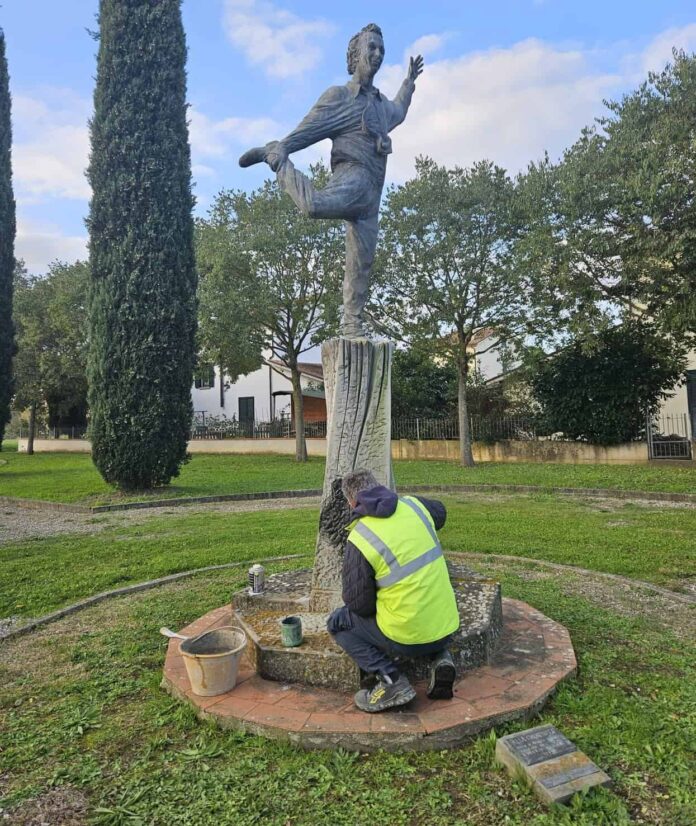statua con operaio