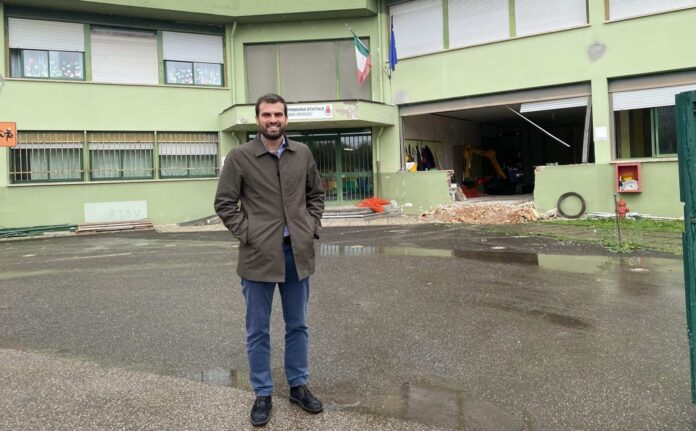 vagnoli davanti alla scuola elementare di Soci