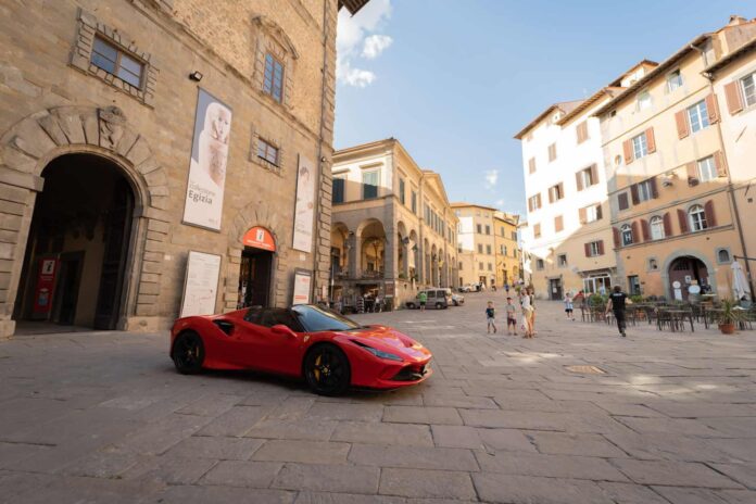 Cortona, una Ferrari F8 protagoniste di un episodio di «Cars in Tuscany»