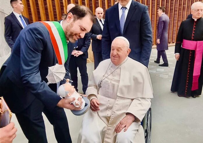 Consegna regalo al Papa_1