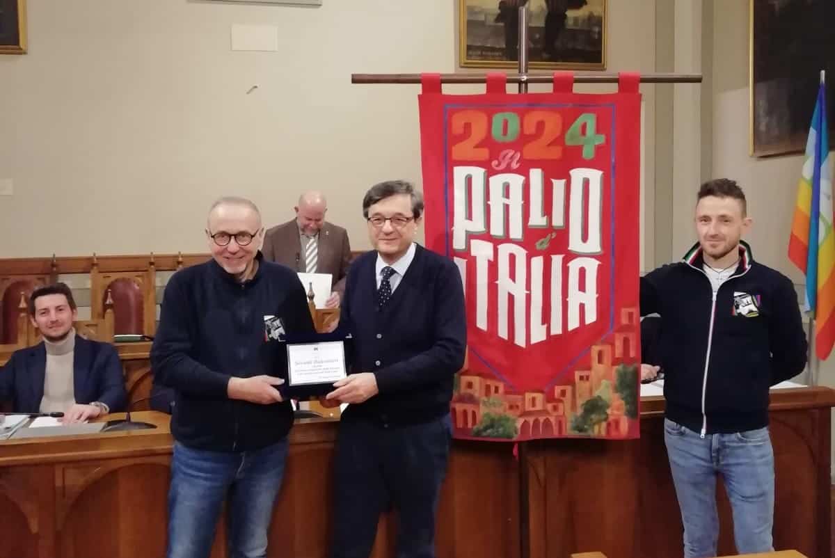 Il sindaco di Sansepolcro ha premiato la Società Balestrieri ed il pugile Alessandro Riguccini