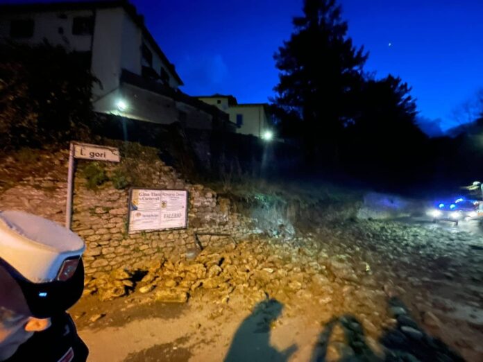 Bibbiena, via Turati, crollato un muro