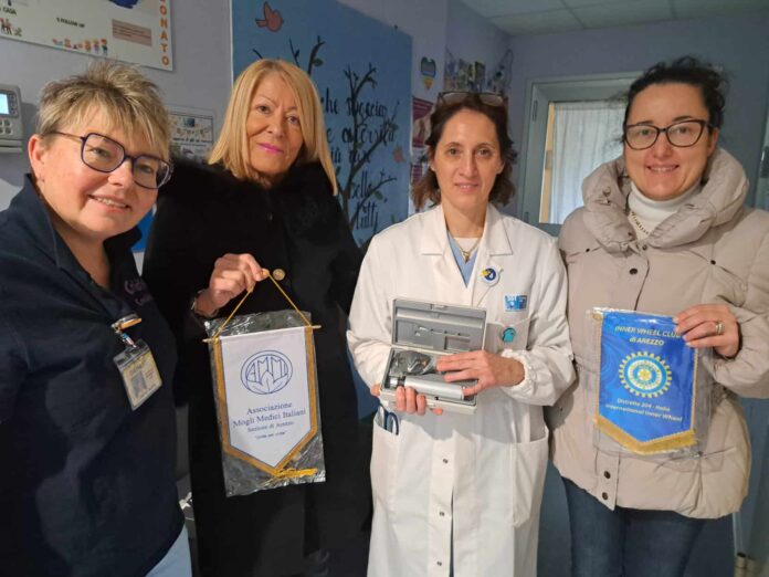 dr.ssa letizia Magi con la presidente di AMM, Ione Marruchi, e la presidente dell' Inner Wheel club Arezzo Laura Agnolucci