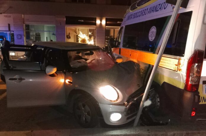 Auto rubata contro ambulanza in via Niccolò Aretino