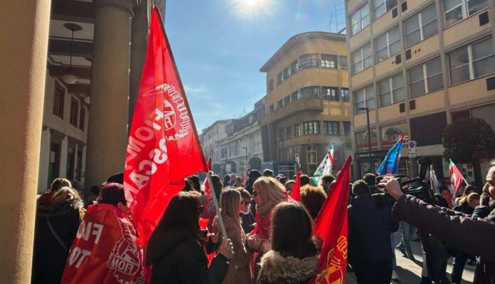 Metalmeccanici in sciopero sotto la sede di Confindustria ad Arezzo