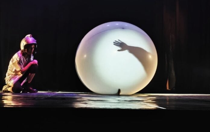 Domenica 6 aprile all'auditorium Le Fornaci lo spettacolo per bambini, Blu il colore della felicità