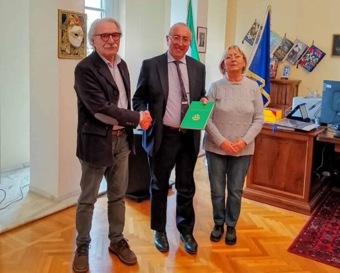 Questa mattina, presso il Palazzo del Governo, il Prefetto ha ricevuto il Console Provinciale della Federazione Nazionale Maestri del Lavoro, Dr. Paolo Santicioli, accompagnato dal Maestro del Lavoro, Sig.ra Virginia Polverini.