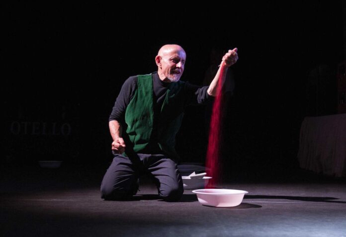 Al Teatro Signorelli andrà in scena Giuseppe Cederna in «Otello»