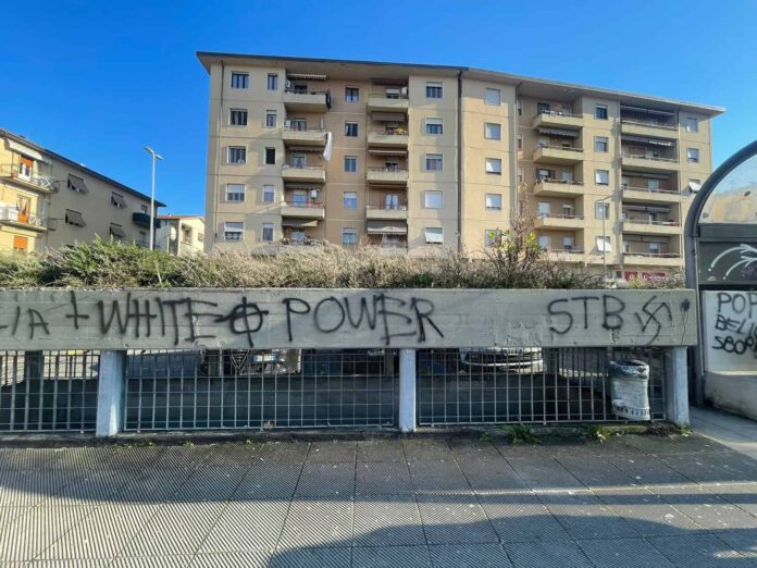 San Giovanni Valdarno svastica, croce celtica e la scritta “white power” sul muro all'ingresso del parcheggio Dalla Chiesa