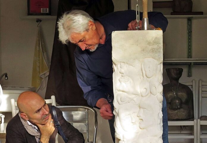 Lo scultore aretino Giovanni Pelini presenta un busto per Pietro Nenni