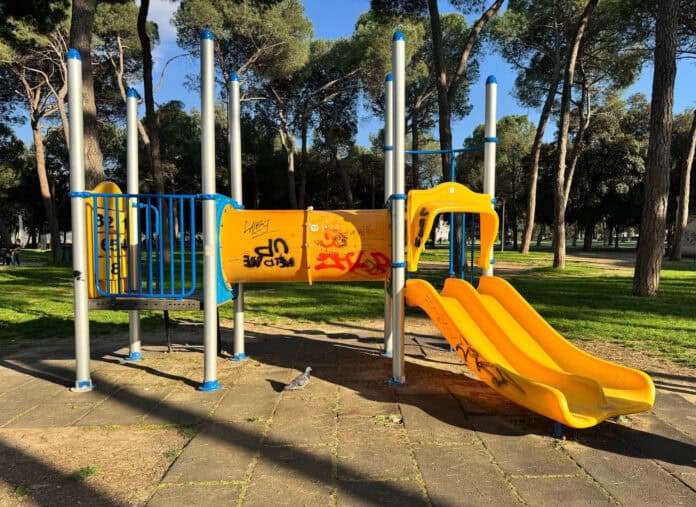Il parco giochi del Prato ridotto in pessime condizioni