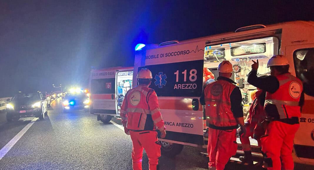 Incidente in A1 tra pullman, minivan e auto: sette feriti in ospedale