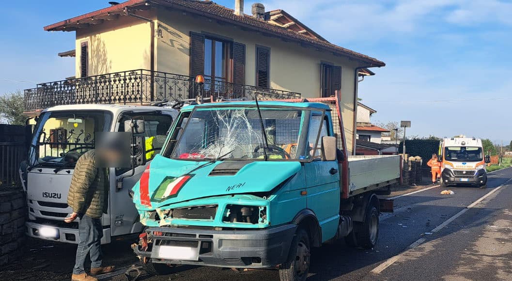 Tamponamento tra furgone e camion dei rifiuti alla Chiassa