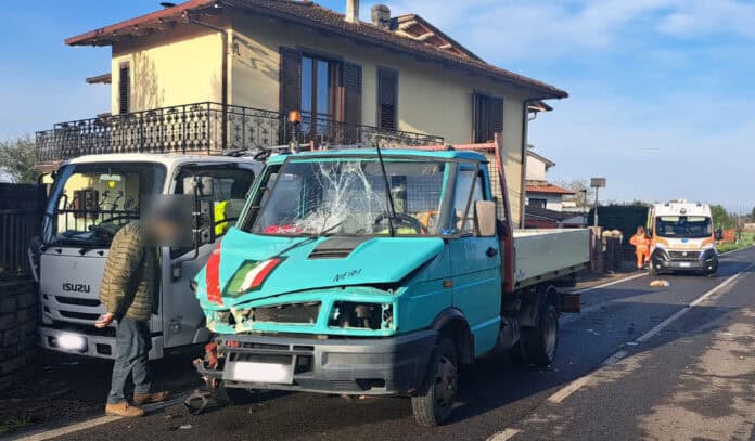 Tamponamento tra furgone e camion dei rifiuti alla Chiassa