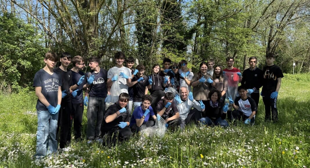 Studenti dell’Isis Fermi di Bibbiena a raccogliere rifiuti abbandonati