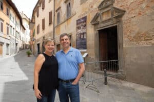Rita e Tim Richardson. A destra l'entrata della chiesa