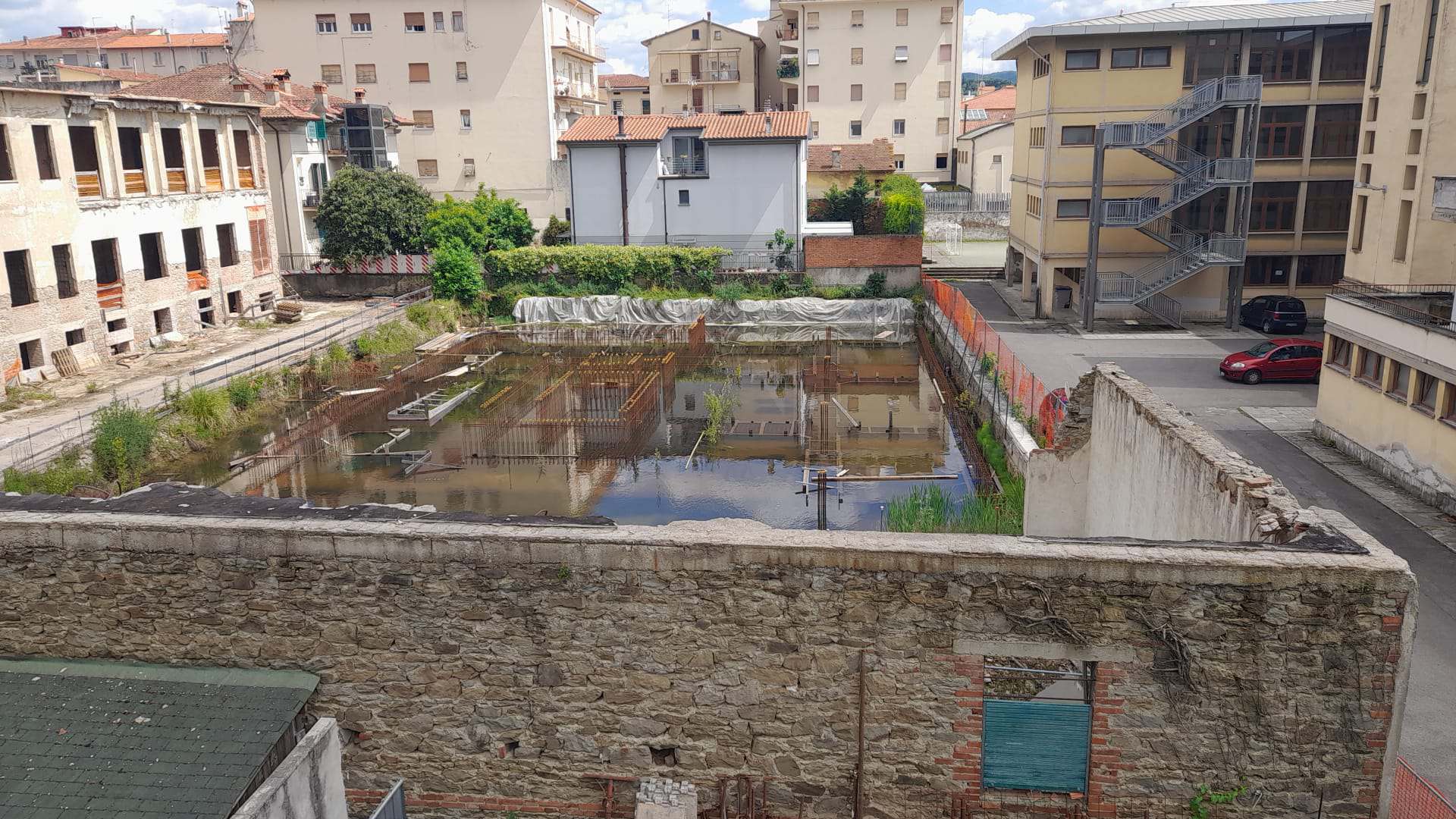 Caserma di via Filzi: cantiere nel degrado tra topi e zanzare