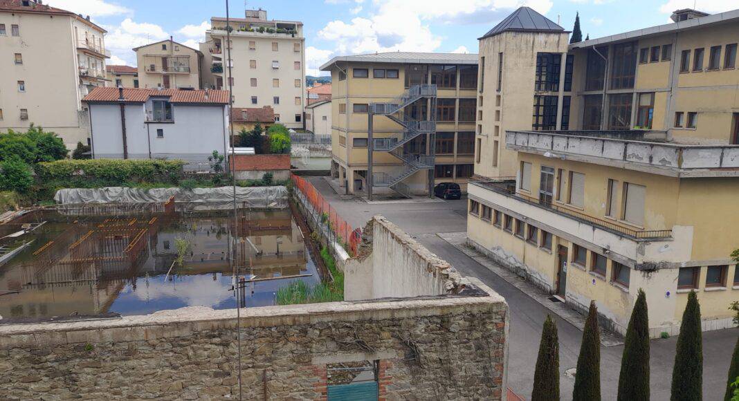 Caserma di via Filzi: cantiere nel degrado tra topi e zanzare