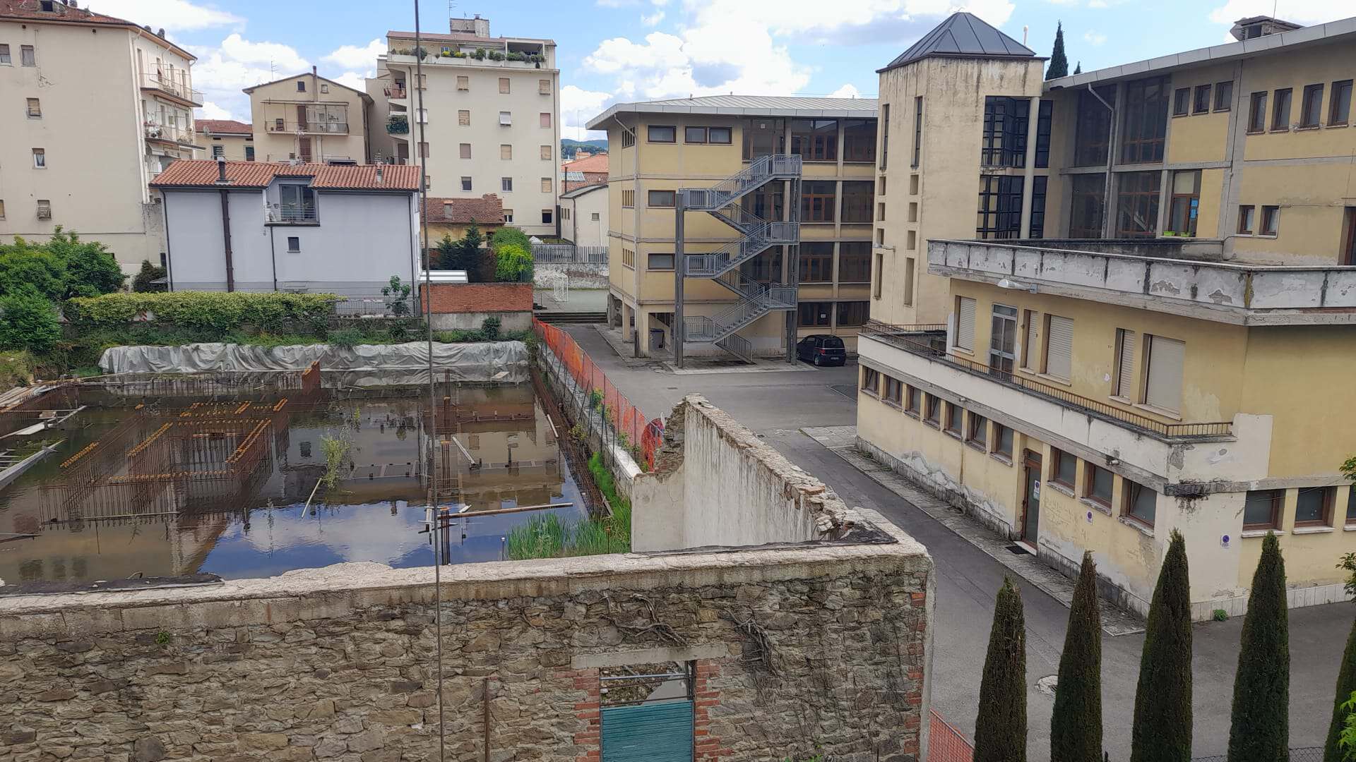 Caserma di via Filzi: cantiere nel degrado tra topi e zanzare