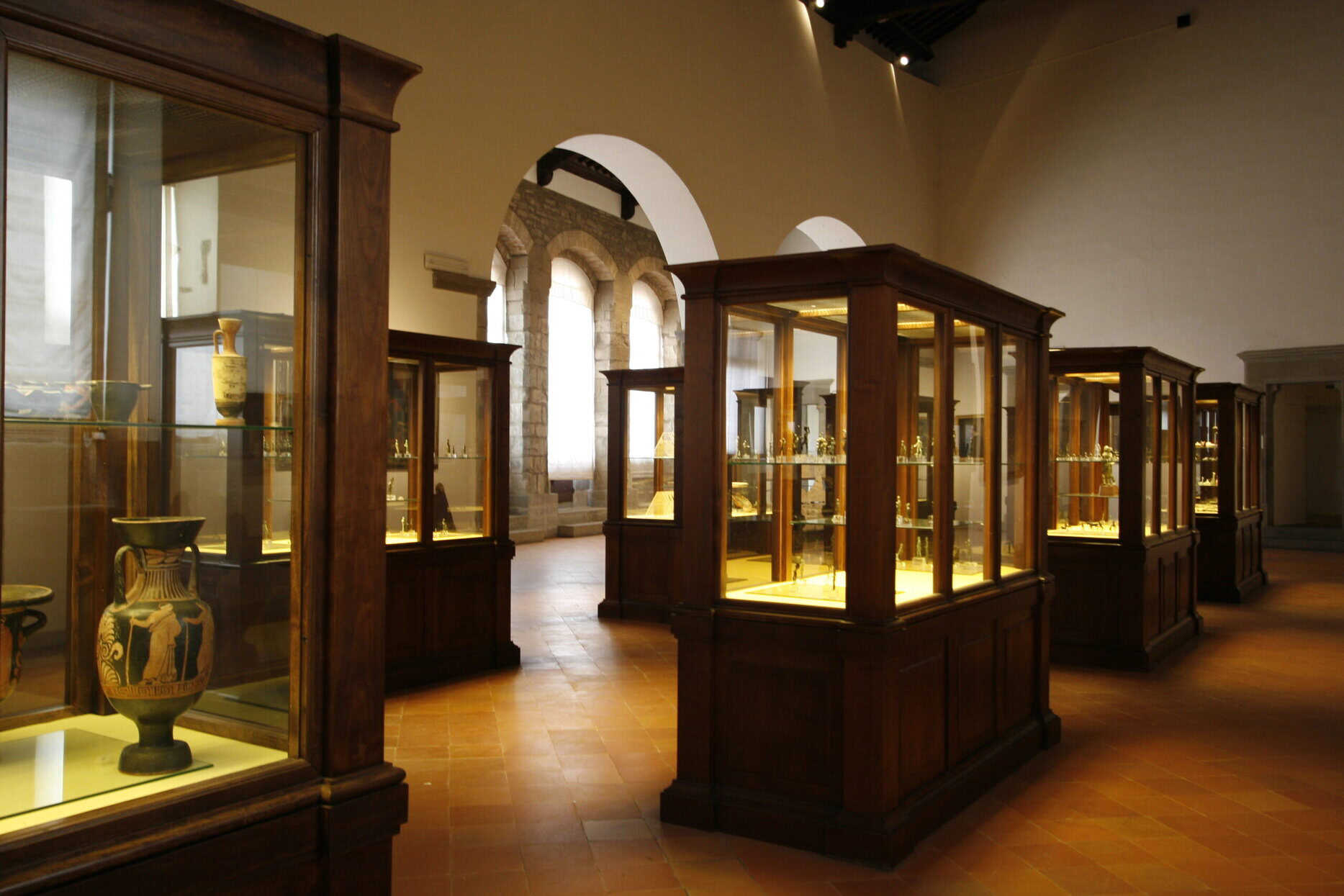 MAEC_Sala del Biscione con vetrine espositive