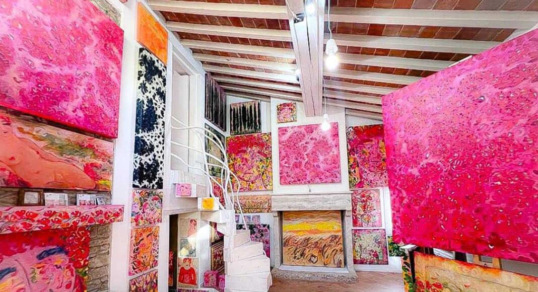 Studenti a scuola di arte tra le opere del borgo di Marcena