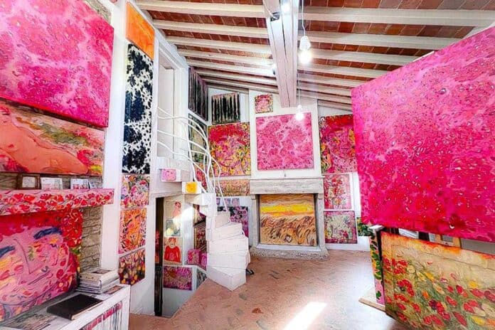 Studenti a scuola di arte tra le opere del borgo di Marcena